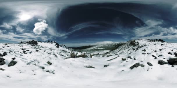 UHD 4K 360雪のマウントトップのVR 。ピーク時と氷の風景の太陽の光。冬の凍る岩 — ストック動画