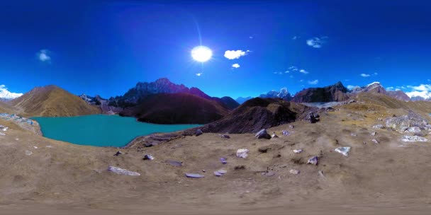 Kış mevsiminde VR Timelapse Gokyo Ri dağ gölü. Vahşi Himalayalar yüksek irtifa doğa ve dağ vadisi. Kayalık yamaçlar buzla kaplı. — Stok video