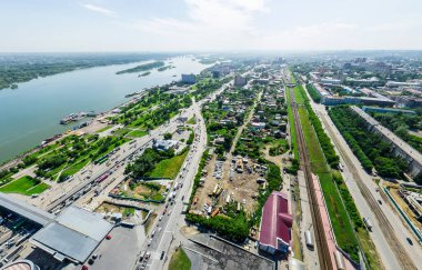 Kesişen yollar ve yollar olan havacılık şehri manzarası, binalar. Helikopter vuruldu. Panoramik resim.