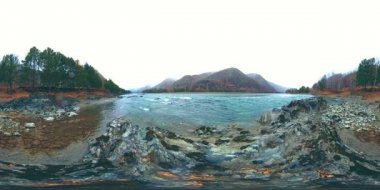 Sonbaharın sonlarında güzel bir dağ nehrinin görüntüsü. Ulusal park, çayır, bulutlu bir günde nehir kıyısı.