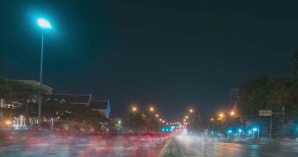 Hiperlapso del tráfico nocturno de la ciudad en la intersección de calles. Timelapse del movimiento de coches y motos. — Vídeo de stock