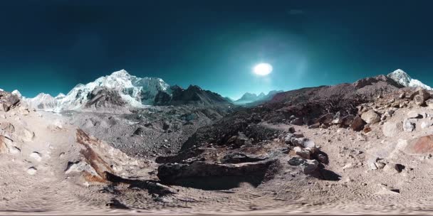 360 vr Everestského tábora na ledovci Khumbu. Údolí Khumbu, národní park Sagarmatha, Nepál Himálaje. Trasa EBC poblíž Gorak Shep. — Stock video