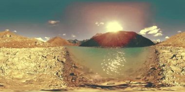 Kış mevsiminde VR Gokyo Ri Dağı Gölü. Vahşi Himalayalar yüksek irtifa doğa ve dağ vadisi. Kayalık yamaçlar buzla kaplı.