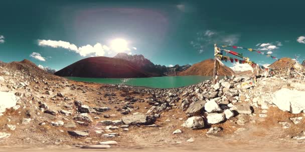 VR Gokyo Ri hegyi tó a téli szezonban. Vad Himalája, magaslati természet és hegyi völgy. Jéggel borított sziklás lejtők. — Stock videók