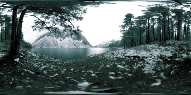 Montanha lago 360 vr no tempo de inverno. Natureza selvagem e monte vale. Floresta verde de pinheiros e nuvens rápidas no céu . — Vídeo de Stock