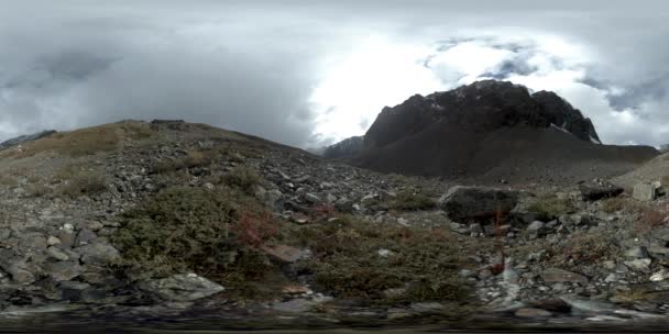360 VR de valle de montaña lapso de tiempo en el tiempo de otoño. Naturaleza salvaje sin fin y nubes de tormenta de nieve. Rayos de sol sobre hierba verde y rocas . — Vídeos de Stock