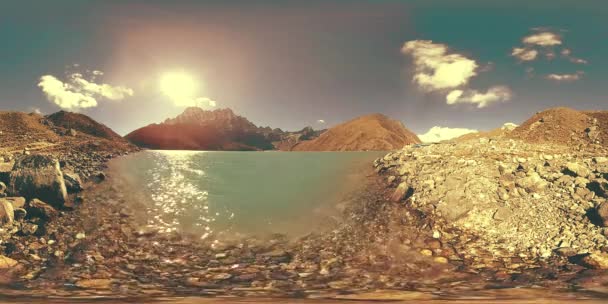 VR Gokyo Ri mountain lake at the winter season. Wild Himalayas high altitude nature and mount valley. Rocky slopes covered with ice. — Stock Video