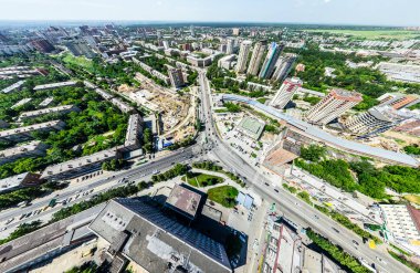 Kesişen yollar, evler, binalar, parklar ve otoparklar olan havacılık şehri manzarası. Güneşli yaz panoramik resmi