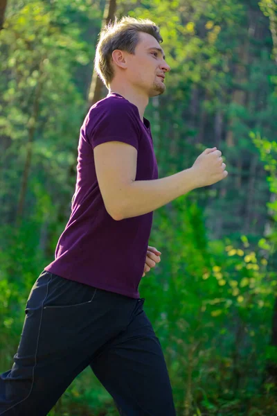 Homme jogging en ville partk à la belle journée d'été. Sport fitness modèle caucasien ethnicité entraînement de plein air. — Photo