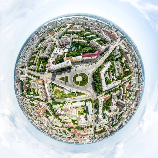 Vista aérea de la ciudad con encrucijadas y caminos, casas, edificios, parques y estacionamientos. Imagen panorámica soleada de verano — Foto de Stock