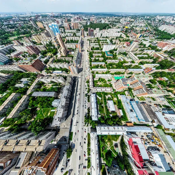 Luftaufnahme der Stadt mit Kreuzungen und Straßen, Häusern, Gebäuden, Parks und Parkplätzen. Sonniges Sommerpanorama — Stockfoto