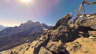 360 VR Gokyo Ri dağ tepesi. Tibet Budist bayrağı. Vahşi Himalayalar yüksek irtifa doğa ve dağ vadisi. Buzla kaplı kayalık yamaçlar. Panorama hareketi