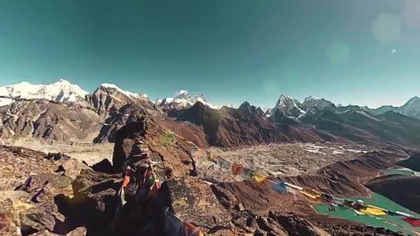 360 VR Gokyo Ri cima de la montaña. Bandera budista tibetana de oración. Himalaya salvaje naturaleza de gran altitud y valle del monte. Pendientes rocosas cubiertas de hielo. Movimiento panorámico — Vídeos de Stock