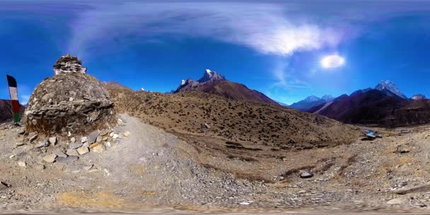 4K VR van Dingboche en Pheriche dorp in Nepal, basispunt van de zwaarste basiskamp track. Bloedbeeld. Boeddhistische stoepa op de berg. — Stockvideo