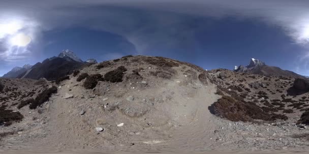 4K VR z vesnice Dingboche a Pheriche v Nepálu, základní bod všudypřítomné základnové stopy. EBC. Buddhistická stúpa na hoře. — Stock video