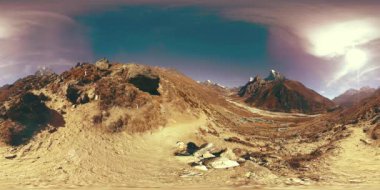 Nepal 'deki Dingboche ve Pheriche köyünün 4K VR' si, Everest ana kamp alanının temel noktası. EBC. Dağdaki Budist aptallığı..