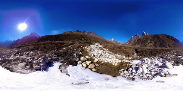 4K VR z Dingboche i wioski Pheriche w Nepalu, podstawowy punkt najstarszego toru bazowego. EBC. Buddyjska stupa na górze. — Wideo stockowe