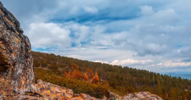 Temps-lapse de lac de montagne à l'été ou à l'automne. Nature sauvage et champ rural. Mouvement des nuages, herbe verte et ciel dramatique. Curseur de poupée motorisé — Video