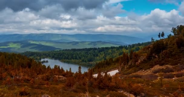 Lago de montaña time-lapse en el verano u otoño. Naturaleza salvaje y campo rural. Nubes movimiento, hierba verde y cielo dramático. Deslizador de muñeca motorizado — Vídeo de stock