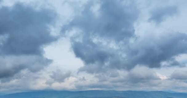 Temps-lapse de lac de montagne à l'été ou à l'automne. Nature sauvage et champ rural. Mouvement des nuages, herbe verte et ciel dramatique. Curseur de poupée motorisé — Video