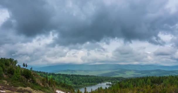 Mountain Lake time-lapse w okresie letnim lub jesiennym. Dzika przyroda i wiejskie pole. Ruch chmur, zielona trawa i dramatyczne niebo. Suwak z wózkiem silnikowym — Wideo stockowe