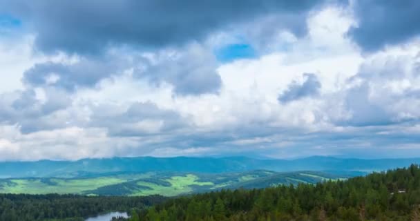 Mountain Lake time-lapse w okresie letnim lub jesiennym. Dzika przyroda i wiejskie pole. Ruch chmur, zielona trawa i dramatyczne niebo. Suwak z wózkiem silnikowym — Wideo stockowe