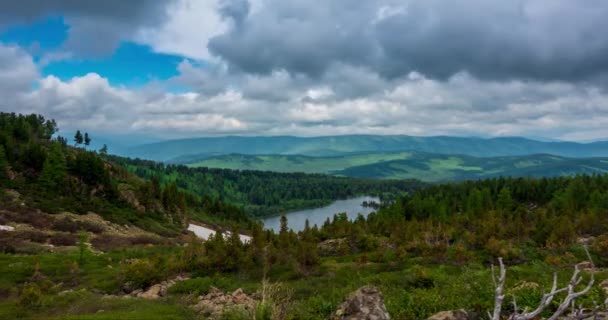 Mountain Lake time-lapse w okresie letnim lub jesiennym. Dzika przyroda i wiejskie pole. Ruch chmur, zielona trawa i dramatyczne niebo. Suwak z wózkiem silnikowym — Wideo stockowe