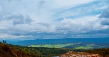 Dağ Gölü yaz ya da sonbahar zamanında zaman atlaması. Vahşi doğa ve kırsal alan. Bulutların hareketi, yeşil çimenler ve dramatik gökyüzü. Motorlu doli kaydırıcı