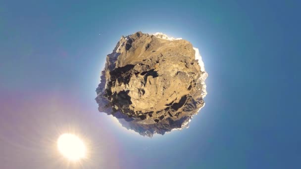 Gokyo Ri topo da montanha. Oração tibetana bandeira budista. Himalaias selvagens natureza de alta altitude e monte vale. Encostas rochosas cobertas de gelo. Movimento de transformação do planeta minúsculo — Vídeo de Stock