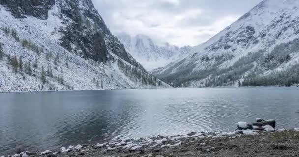 Kar Dağı Gölü 'nün zamanı sonbaharda doluyor. Vahşi doğa ve kırsal dağ vadisi. Çam ağaçlarından oluşan yeşil orman ve gökyüzünde dramatik bulutlar. Motorlu doli kaydırma hareketi — Stok video