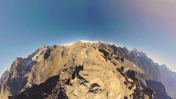 Гора Гокіо Рі. Тибетський молитовник Буддійський прапор. Дикі Гімалаї височать над природою і долиною. Скелясті схили покриті льодом. Перетворення крихітної планети — стокове відео