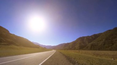 Yaz ya da sonbahar günbatımında gün batımında dağ yolu zamanı. Vahşi doğa ve kırsal alan.