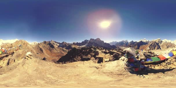 360 VR Gokyo Ri Bergspitze. Tibetische buddhistische Gebetsfahne. Wilde Himalaya-Hochgebirgsnatur und Bergtal. Felsige Hänge mit Eis bedeckt. — Stockvideo