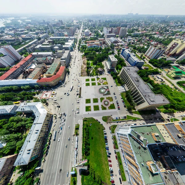 Widok z lotu ptaka z rozdrożem i drogami, budynki domów. Strzał helikoptera. Obraz panoramiczny. — Zdjęcie stockowe