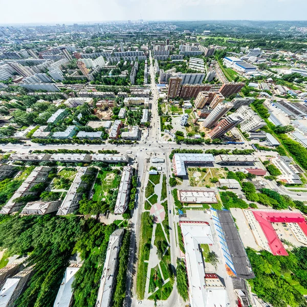 Kesişen yollar, evler, binalar, parklar ve otoparklar olan havacılık şehri manzarası. Güneşli yaz panoramik resmi