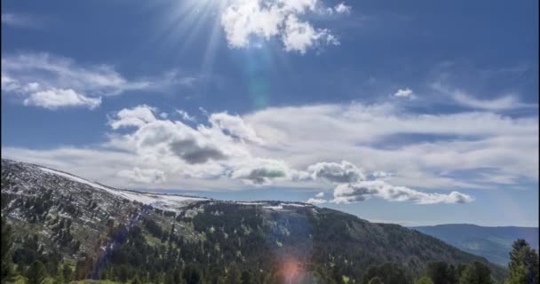 Tidsförskjutning av molnlandskap bakom bergstoppen. Snö, stenar, klippor och djupblå himmel. Hög höjd. — Stockvideo