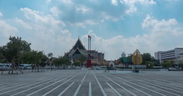 Timelapse av Wat Suthat Temple, utsikt från Larn kon Mueng. Bangkok, Thailand. 21 nov 2018 — Stockvideo