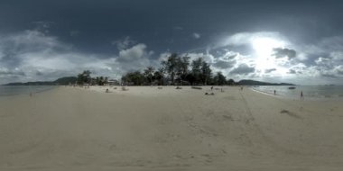 360 VR güzel kumsal kumsalı ve gökyüzü. Bulutlardaki büyük güneş ufka dokunuyor. Asya Palm Beach geçmişi. Açık okyanus kıyısı. Sakin suları ve turist tekneleri olan sahil..