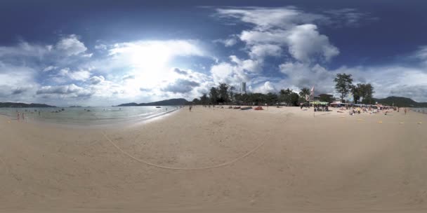 360 ВР прекрасний пляжний морський пісок і небо. Велике сонце в хмарах торкається горизонту. Азійське пальмове узбережжя. Чисте узбережжя океану. Пляж з тихою водою і туристичними човнами.. — стокове відео