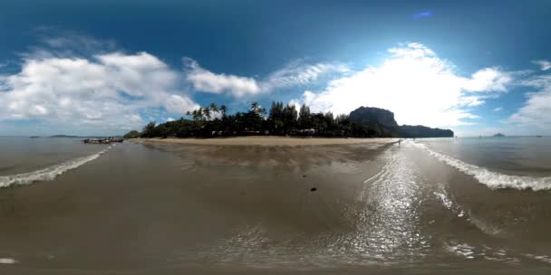 360 VR美しいビーチの海の砂と空.雲の中の大きな太陽が地平線に触れる。アジアのヤシのビーチの背景。透明度の高い海岸。静かな水と観光客のボートとビーチ. — ストック動画