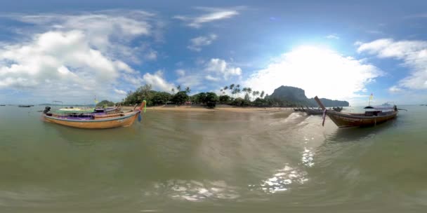 360 VR schönen Strand Meer Sand und Himmel. Die große Sonne in den Wolken streift den Horizont. Asiatische Palmenstrand Hintergrund. Klare Meeresküste. Strand mit ruhigem Wasser und Touristenbooten. — Stockvideo