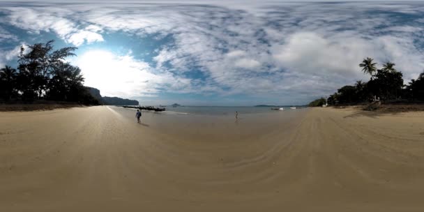 360 VR beautiful beach sea sand and sky. The big sun in the clouds touches the horizon. Asian palm beach background. Clear ocean coast. Beach with quiet water and tourists boats. — Stock Video