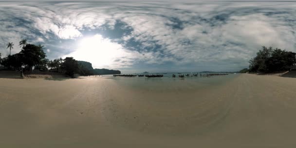 360 VR playa hermosa arena del mar y el cielo. El gran sol en las nubes toca el horizonte. Fondo de playa de palma asiática. Costa del océano despejada. Playa con aguas tranquilas y turistas barcos. — Vídeos de Stock