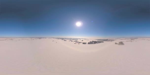 360 VR drone εναέρια άποψη του κρύου χειμερινού τοπίου αρκτικό πεδίο, δέντρα που καλύπτονται με παγωμένο χιόνι, πάγος ποταμού και ακτίνες του ήλιου πάνω από τον ορίζοντα. Ακραίος καιρός χαμηλής θερμοκρασίας. οριζόντια κίνηση σε υψηλή — Αρχείο Βίντεο