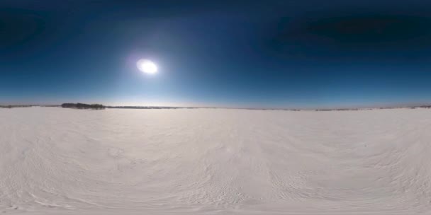 360 VR drone εναέρια άποψη του κρύου χειμερινού τοπίου αρκτικό πεδίο, δέντρα που καλύπτονται με παγωμένο χιόνι, πάγος ποταμού και ακτίνες του ήλιου πάνω από τον ορίζοντα. Ακραίος καιρός χαμηλής θερμοκρασίας. Αργή οριζόντια κίνηση — Αρχείο Βίντεο