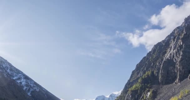 Bergsee-Zeitraffer zur Sommer- oder Herbstzeit. Wilde Natur und ländliches Bergtal. Grüner Kiefernwald und Sonnenstrahlen. Kamerabewegung — Stockvideo