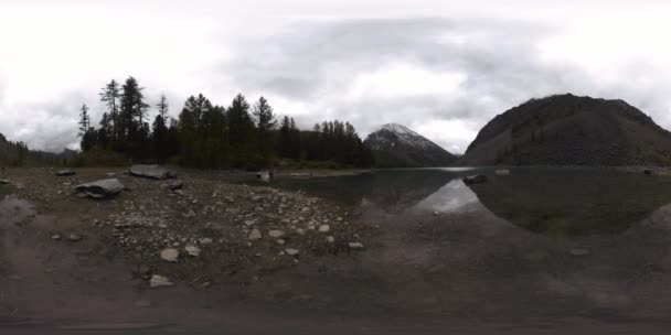 Montanha lago 360 vr na hora de verão ou outono. Natureza selvagem e monte vale rural. Floresta verde de pinheiros e nuvens rápidas no céu. — Vídeo de Stock