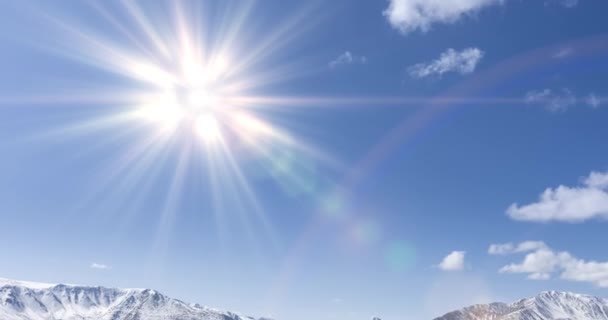 Timelapse du mouvement du soleil sur un ciel cristallin avec des nuages sur le sommet de la montagne de neige. Herbe jaune à l'automne prairie de haute altitude. Nature sauvage sans fin. — Video