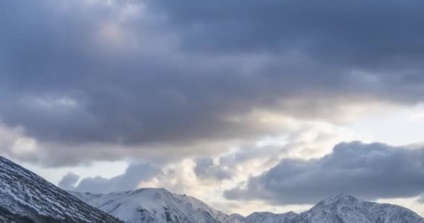 Timelapse επικά σύννεφα στο βουνό σκιά το φθινόπωρο. Άγρια ατελείωτη φύση με χιονοθύελλα ουρανό. Γρήγορη κίνηση — Αρχείο Βίντεο