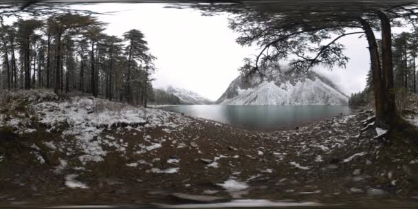 Horské jezero 360 vr v zimním období. Divoká příroda a horské údolí. Zelený les borovic a rychlé mraky na obloze. — Stock video